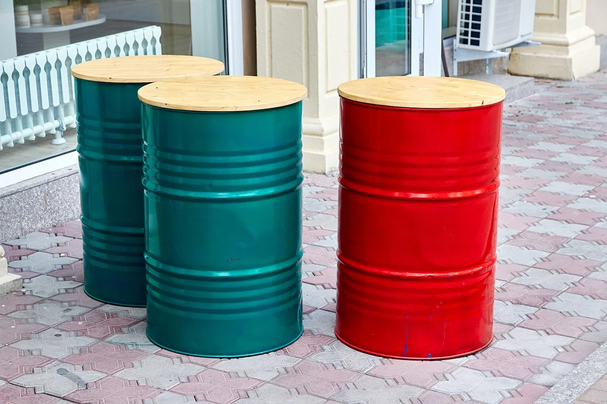 Como transformar um barril de óleo em mesa para sua oficina