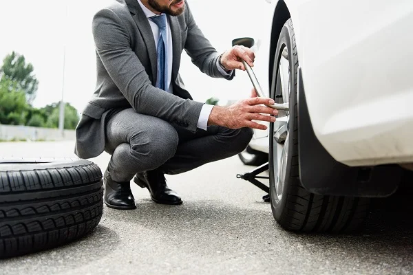 Conheça as ferramentas essenciais para a troca de pneu 