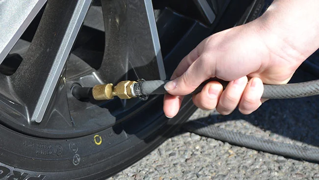 Calibrador de pneus digital cheio de pressão e importância